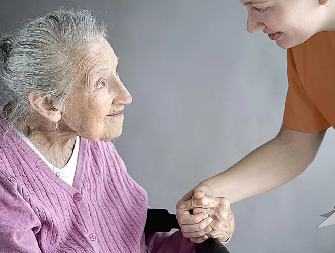 Услуги сиделки для больного деменцией